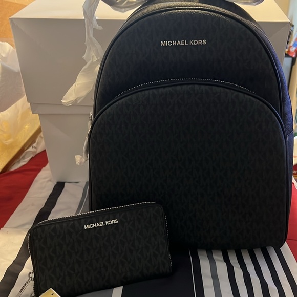 Large Brand new Abbey Backpack and matching wallet! - Picture 2 of 10